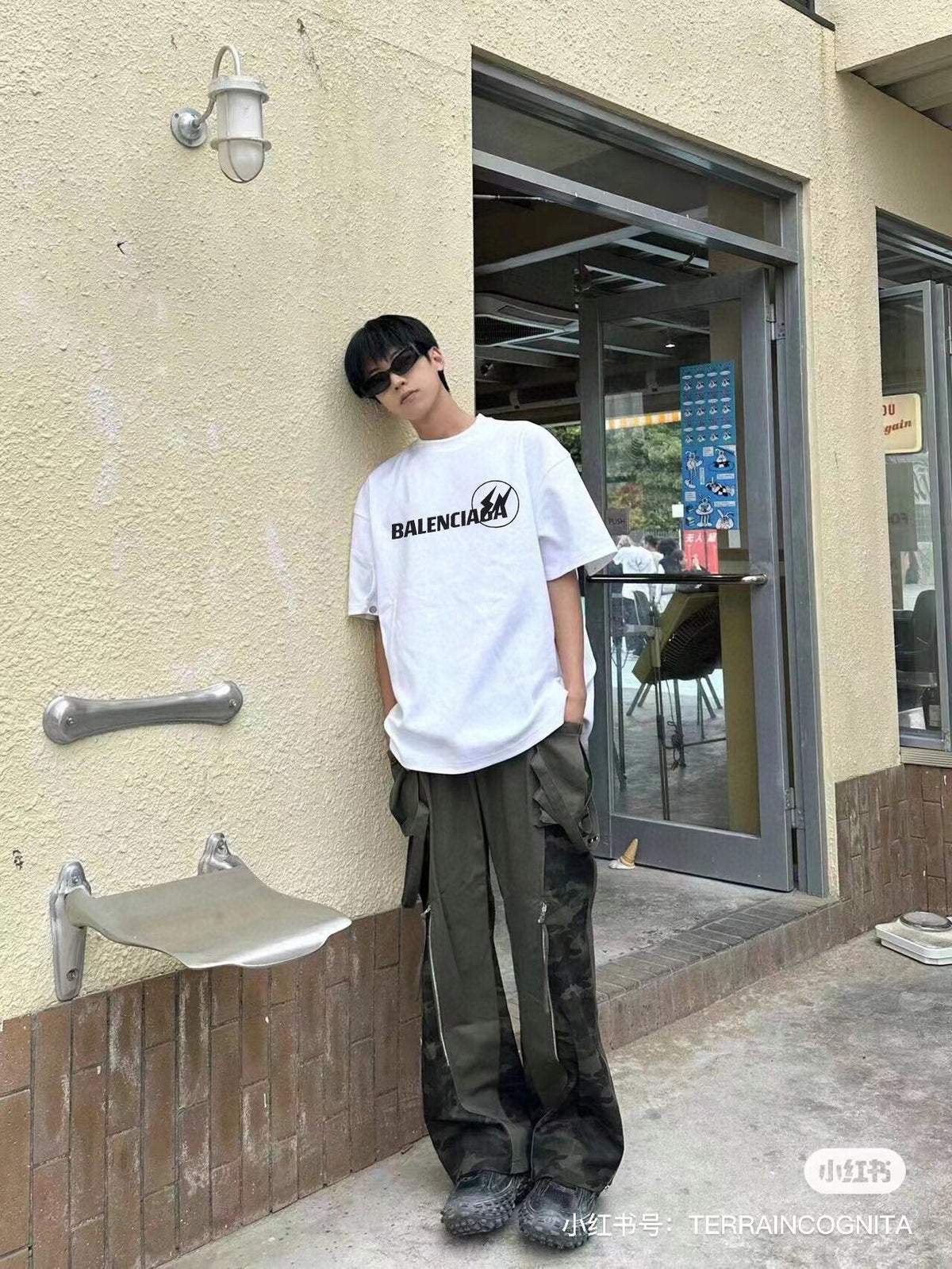 BALENCIAGA LOGO T-SHIRT WHITE - detail - replica sneakers