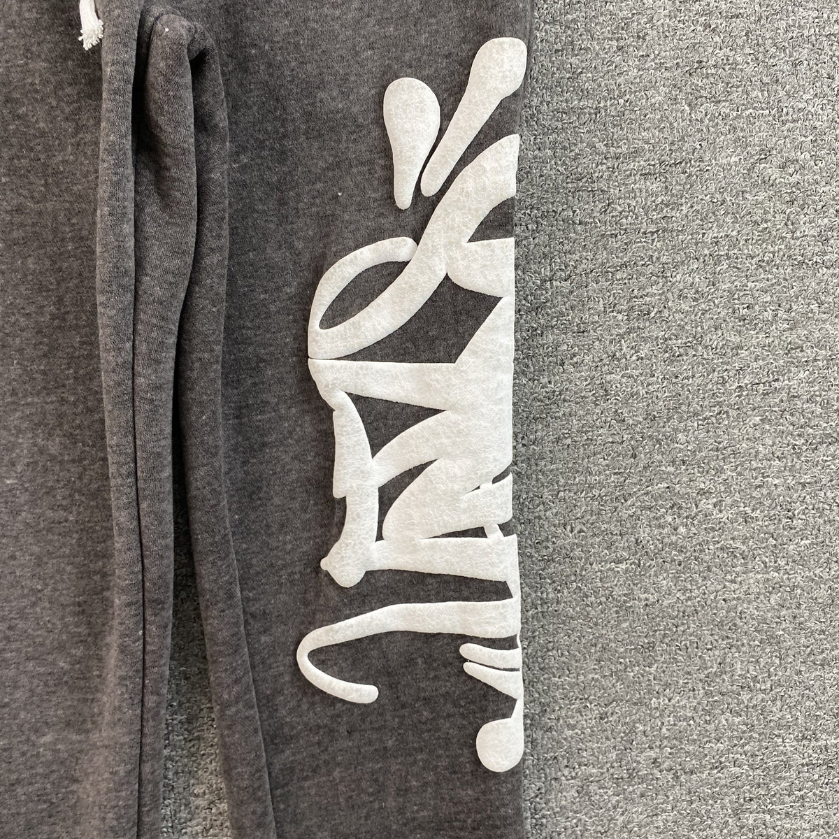 SYNA WORLD SWEATPANTS GREY - close up - replica sneakers