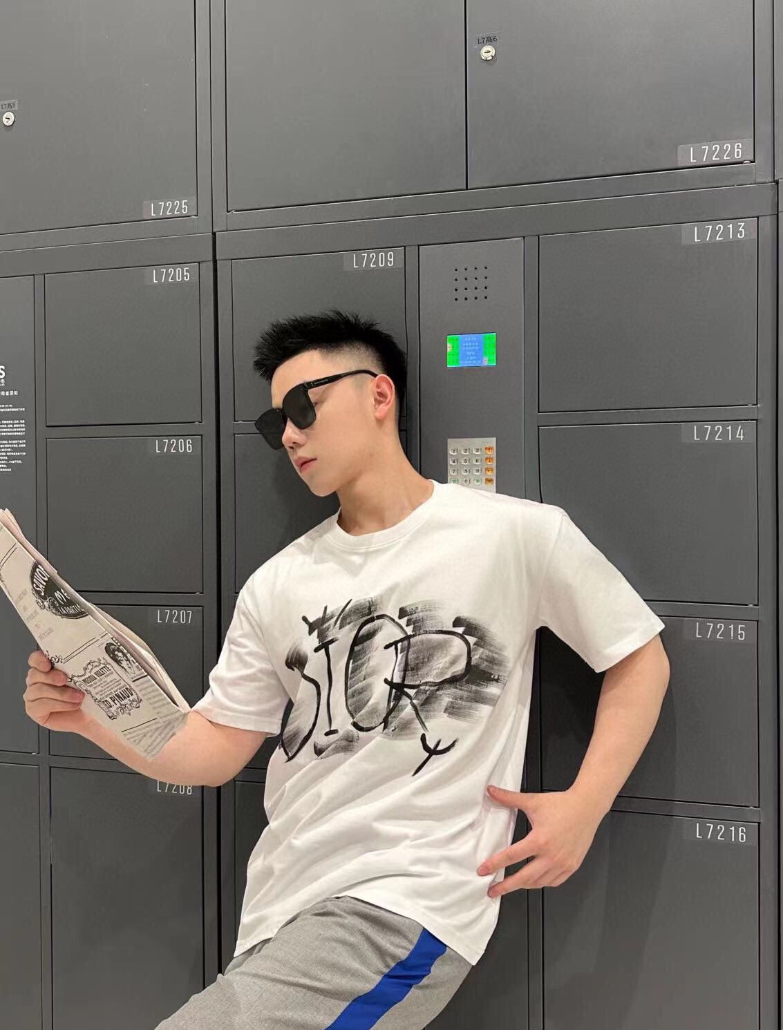 Dior T-Shirt with Artistic Logo Design - detail - replica sneakers