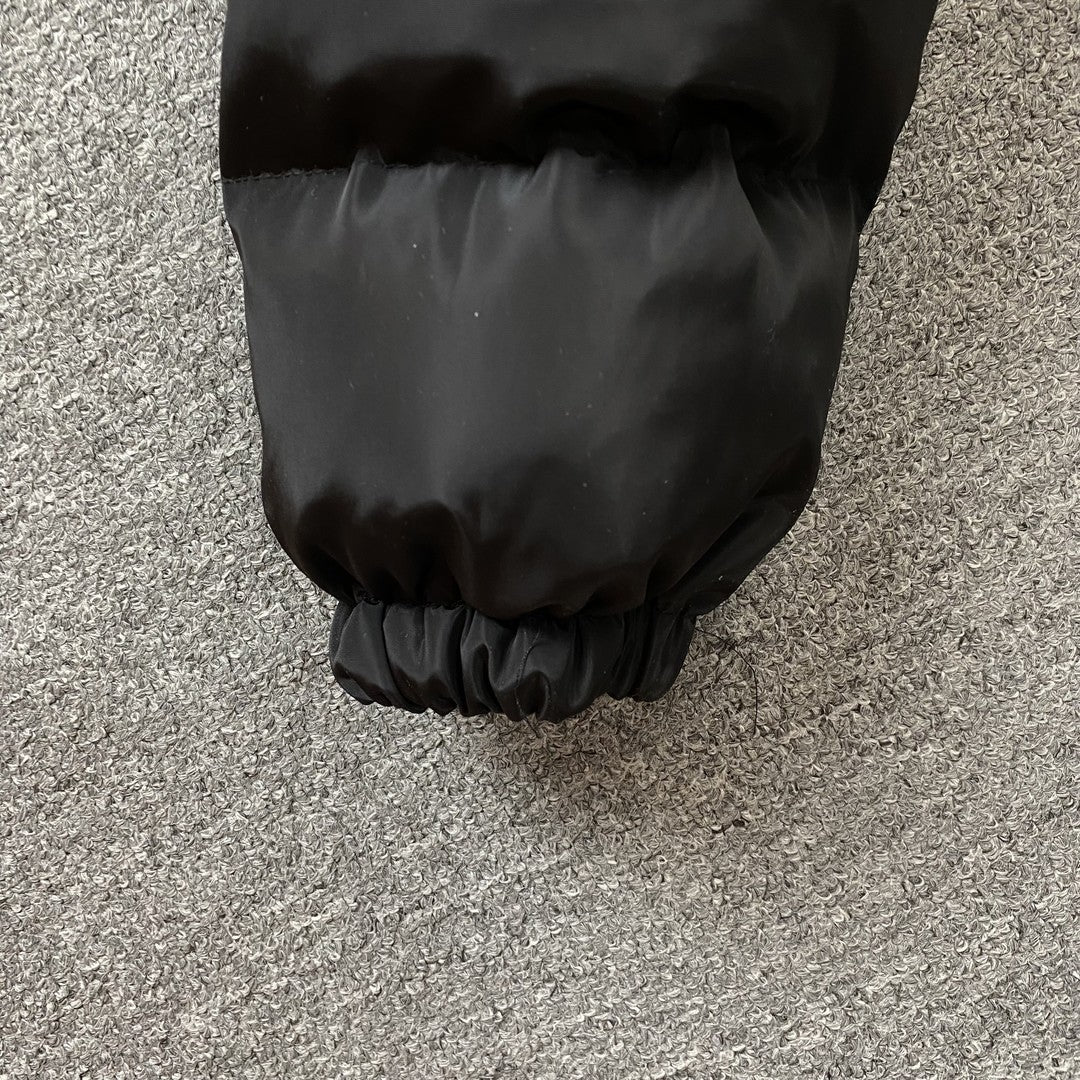 TRAPSTAR IRONGATE DETACHABLE HOODED PUFFER JACKET BLACK - close up - replica sneakers
