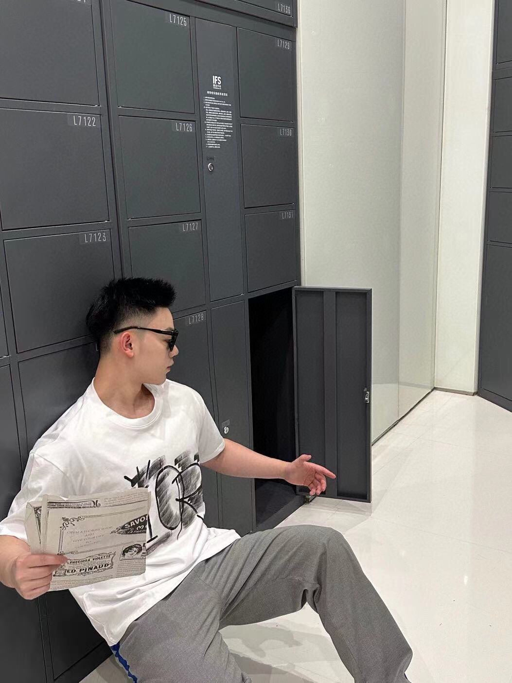 Dior T-Shirt with Artistic Logo Design - logo - replica sneakers